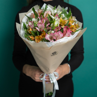 Букет из 11 альстромерий микс в корейской упаковке