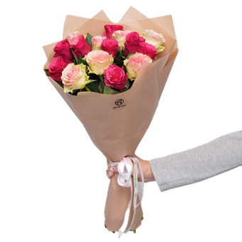 Букет из роз нежный микс Кения (50 см) в корейской упаковке