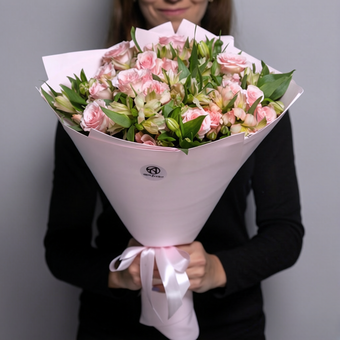 Букет из кустовых роз и альстромерии - М