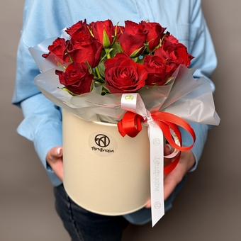 Шляпная коробка с красными розами