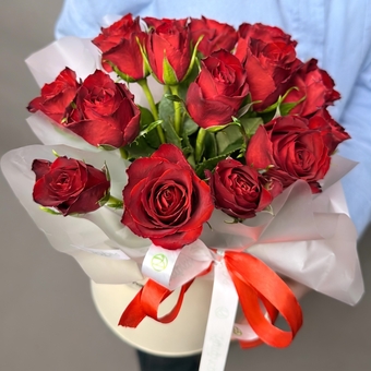 Шляпная коробка с красными розами