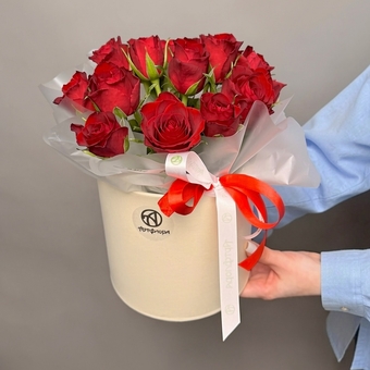 Шляпная коробка с красными розами