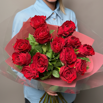 Букет из красных роз Кения в двойной корейской кальке