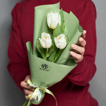 3 белых тюльпана в корейской упаковке