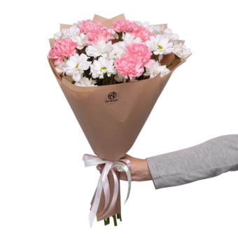 Букет из кустовых белых хризантем с розовым диантусом в корейской упаковке