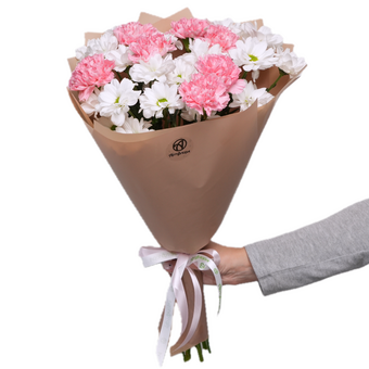 Букет из кустовых белых хризантем с розовым диантусом в корейской упаковке