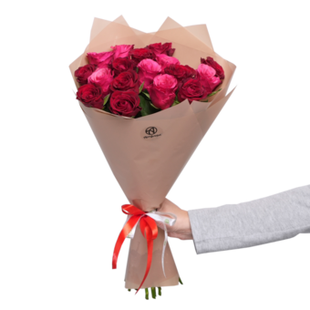 Букет из роз яркий микс Кения (50 см) в корейской упаковке