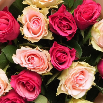 Букет из роз нежный микс Кения (50 см) в корейской упаковке