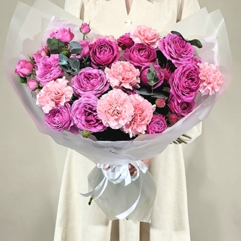 Flowwow Комплект (240) Букет из розовых кустовых роз и розовых диантусов с эвкалиптом (L)