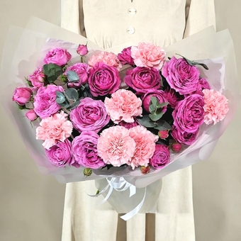 Flowwow Комплект (240) Букет из розовых кустовых роз и розовых диантусов с эвкалиптом (L)