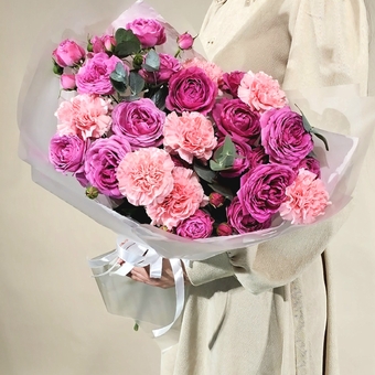 Flowwow Комплект (240) Букет из розовых кустовых роз и розовых диантусов с эвкалиптом (L)