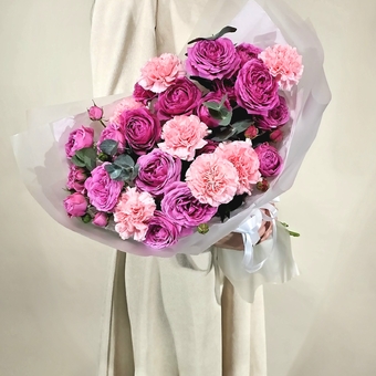 Flowwow Комплект (240) Букет из розовых кустовых роз и розовых диантусов с эвкалиптом (L)