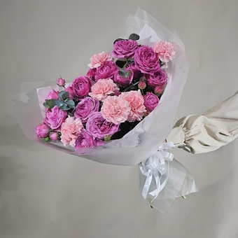 Flowwow Комплект (240) Букет из розовых кустовых роз и розовых диантусов с эвкалиптом (L)