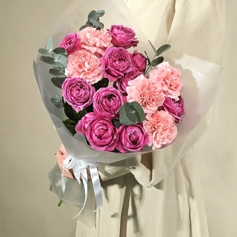 Flowwow Комплект (239) Букет из розовых кустовых роз и розовых диантусов с эвкалиптом (M)