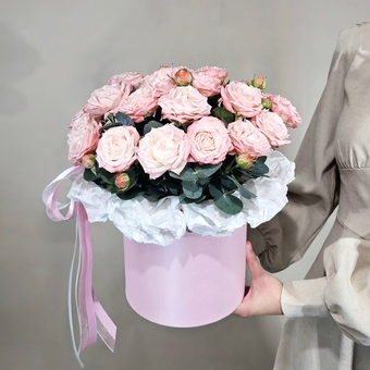 Flowwow Комплект (241) Нежно-розовые кустовые розы в шляпной коробке