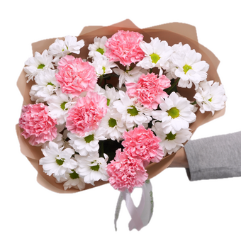 Букет из кустовых белых хризантем с розовым диантусом в корейской упаковке
