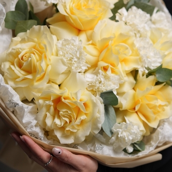 Букет из кремовых французских роз и диантусов с эвкалиптом - L в корейской упаковке