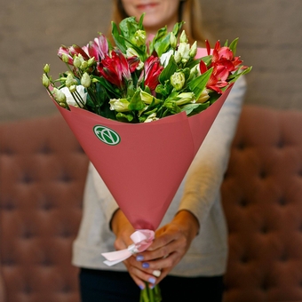 Букет из альстромерии микс и лизиантуса - S