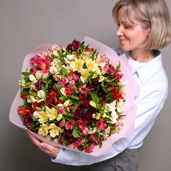 Букет из 35 альстромерий микс в корейской светлой упаковке