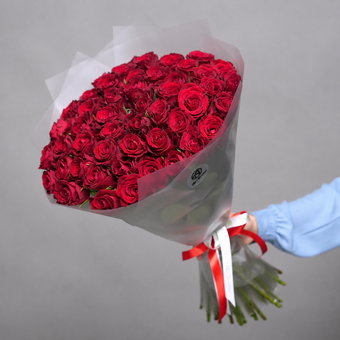 Букет из 51 красной розы (Кения) в корейской матовой упаковке