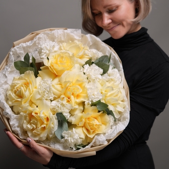 Букет из кремовых французских роз и диантусов с эвкалиптом - L в корейской упаковке