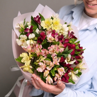 Букет из 9 альстромерий микс в корейской светлой упаковке