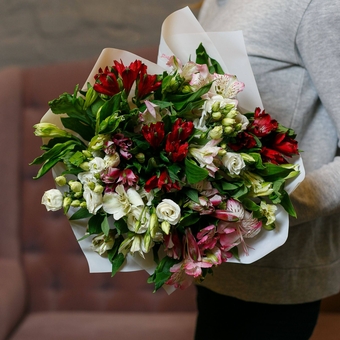 Букет из альстромерии микс и лизиантуса - М