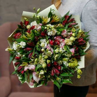 Букет из альстромерии микс и лизиантуса - L