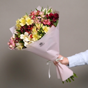 Букет из 15 альстромерий микс в корейской светлой упаковке
