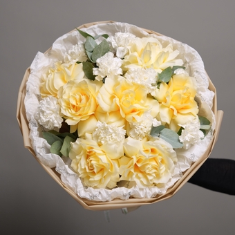 Букет из кремовых французских роз и диантусов с эвкалиптом - L в корейской упаковке