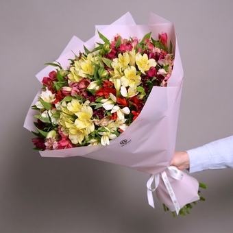 Букет из 35 альстромерий микс в корейской светлой упаковке