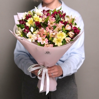 Букет из 9 альстромерий микс в корейской светлой упаковке