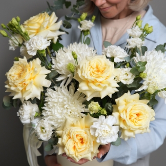 Шляпная коробка с кремовыми французскими розами, одноголовыми хризантемами, диантусами, эустомами и эвкалиптом - L