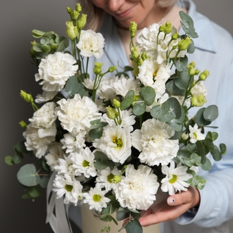 Шляпная коробка с эустомами, кустовыми хризантемами, диантусами и эвкалиптом - М