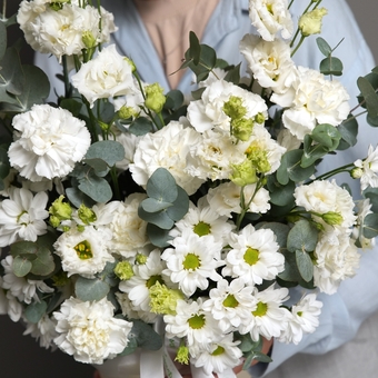 Шляпная коробка с эустомами, кустовыми хризантемами, диантусами и эвкалиптом - L
