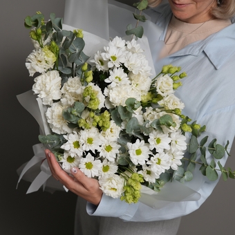 Букет из белых эустом (лизиантусов), кустовых хризантем, диантусов и эвкалипта в корейской кальке