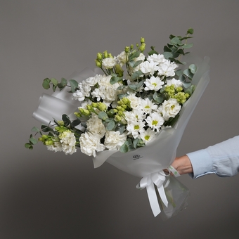 Букет из белых эустом (лизиантусов), кустовых хризантем, диантусов и эвкалипта в корейской кальке
