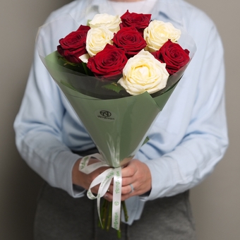 Букет из 9 красных и белых роз 50 см (Россия) в двойной корейской упаковке