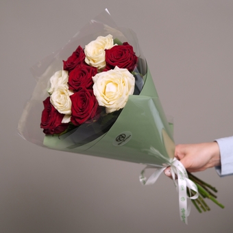 Букет из 9 красных и белых роз 50 см (Россия) в двойной корейской упаковке
