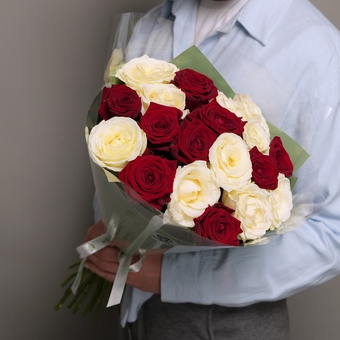 Букет из 19 красных и белых роз 50 см (Россия) в двойной корейской упаковке