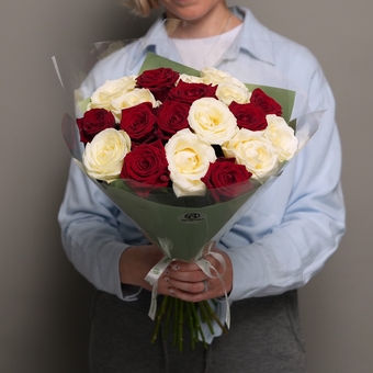 Букет из 19 красных и белых роз 50 см (Россия) в двойной корейской упаковке