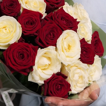 Букет из 19 красных и белых роз 50 см (Россия) в двойной корейской упаковке