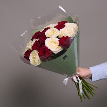 Букет из 19 красных и белых роз 50 см (Россия) в двойной корейской упаковке