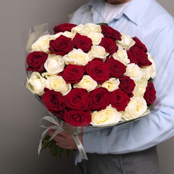 Букет из 39 красных и белых роз 50 см (Россия) в двойной корейской упаковке