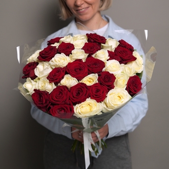 Букет из 39 красных и белых роз 50 см (Россия) в двойной корейской упаковке