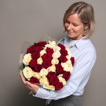 Букет из 39 красных и белых роз 50 см (Россия) в двойной корейской упаковке