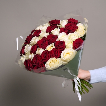 Букет из 39 красных и белых роз 50 см (Россия) в двойной корейской упаковке
