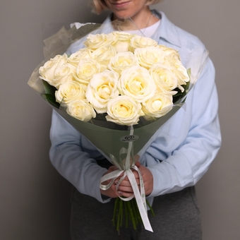 Букет из 19 белых роз 50 см (Россия) в двойной корейской упаковке