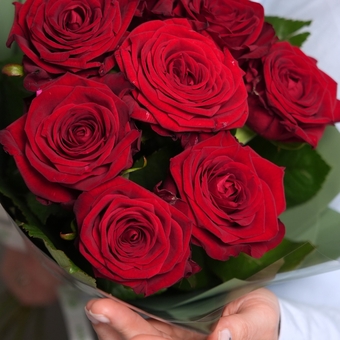 Букет из 9 красных роз 50 см (Россия) в двойной корейской упаковке