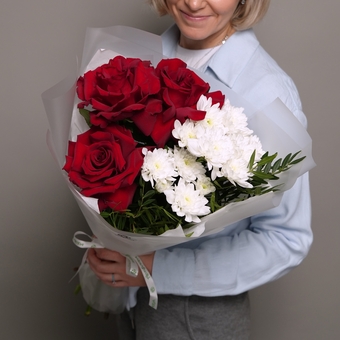 Букет из красных французских роз, кустовой хризантемы и фисташки в корейской упаковке